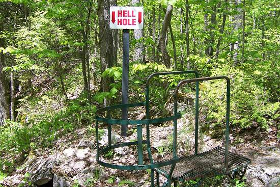 جاذبه گردشگری تورنتو | غارهای عمودی انتاریو - Hell Holes