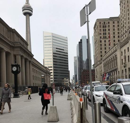 مانع های بتونی برای پیاده روها در تورنتو