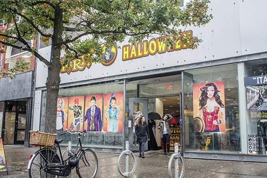 فروشگاه های تورنتو | درب Spirit Halloween بازشد