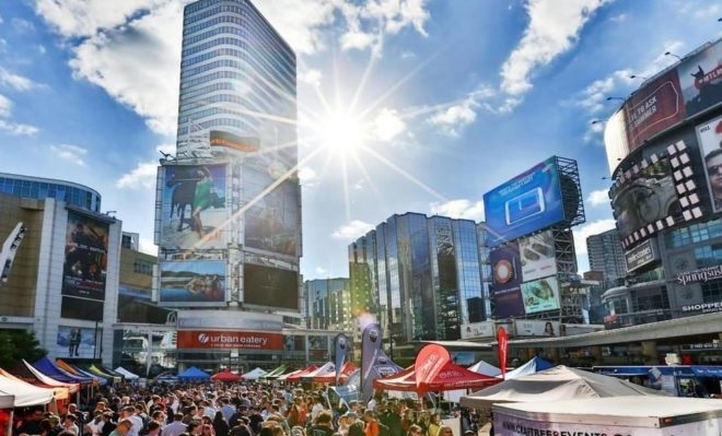 زندگی در تورنتو | نمایش رایگان فیلم در میدان یانگ و دانداس